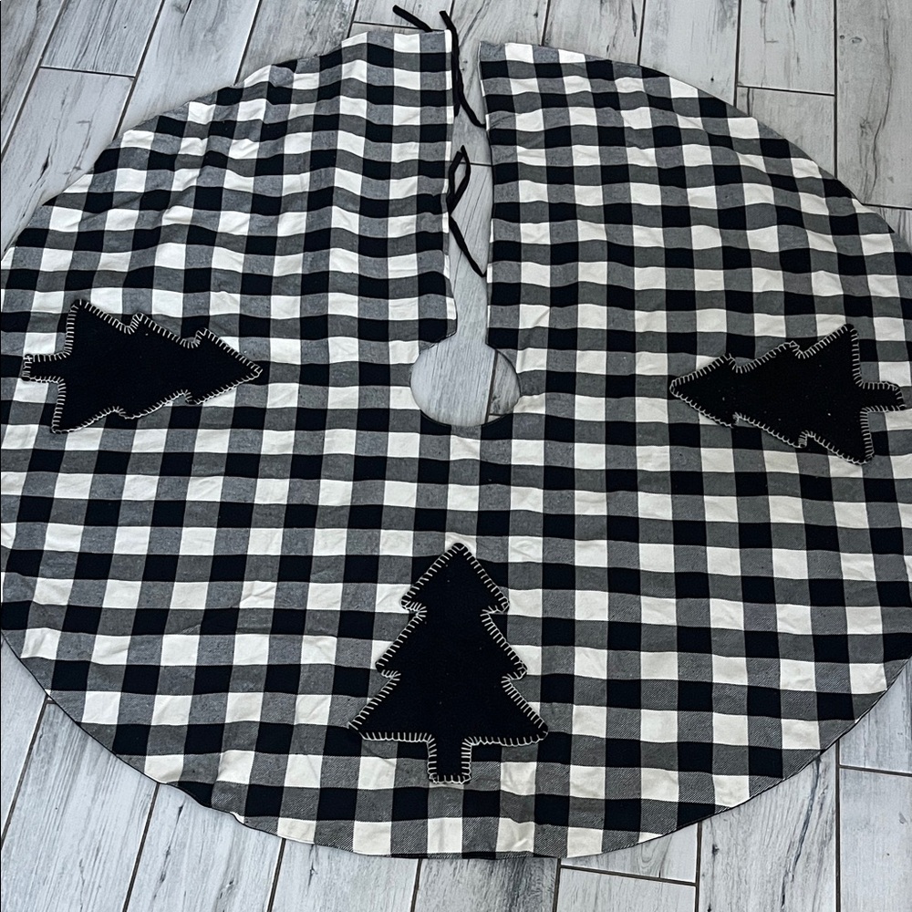 Large Black and White Checkered Tree Skirt